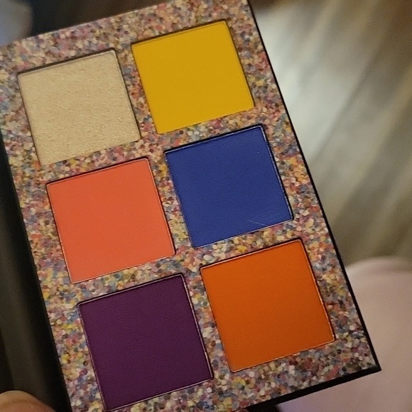 Revolution Boujee AF 6 Colorful Shadows Palette New In Box - Picture 1 of 4